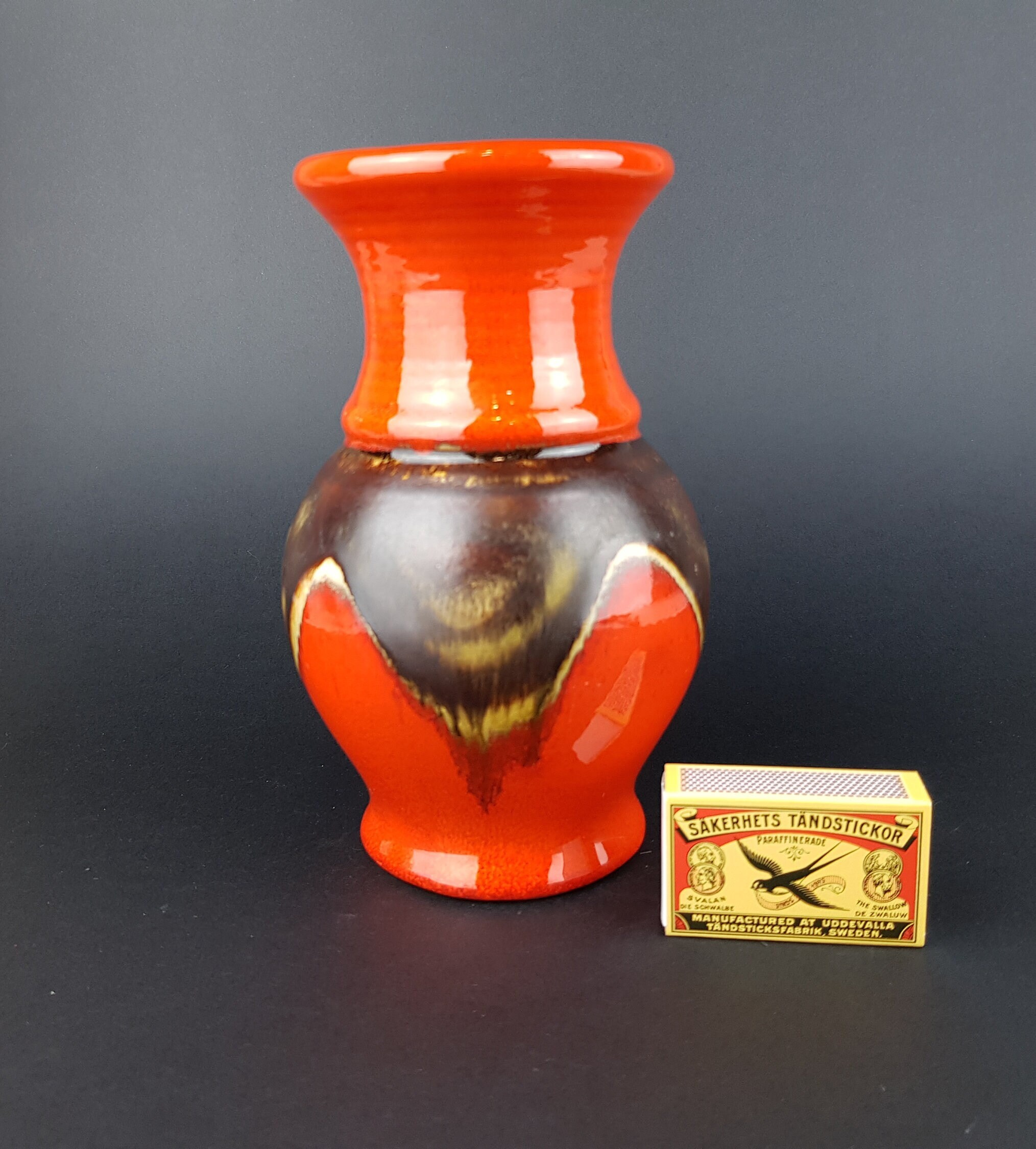 Jasba ビンテージ 陶器 花瓶 レリーフ模様 赤×黒 フラワーベース Jasba ビンテージ 陶器 花瓶 レリーフ模様 赤×黒 フラワーベース