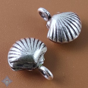Dijes de concha de vieira de plata de la tribu Karen Hill, 14 x 11 mm (2) / KCB188