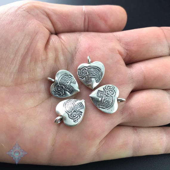 カレン族シルバーエレファントペンダントヘッド カレン族のシルバーエレファントチャーム：花の彫刻、13 mm（2個
