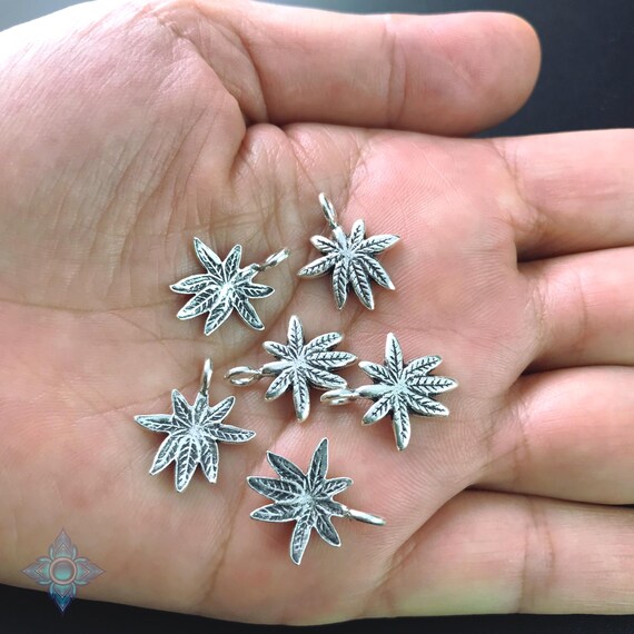 カレン族のシルバーリーフチャーム：精巧な質感、17 x 15 mm (4個