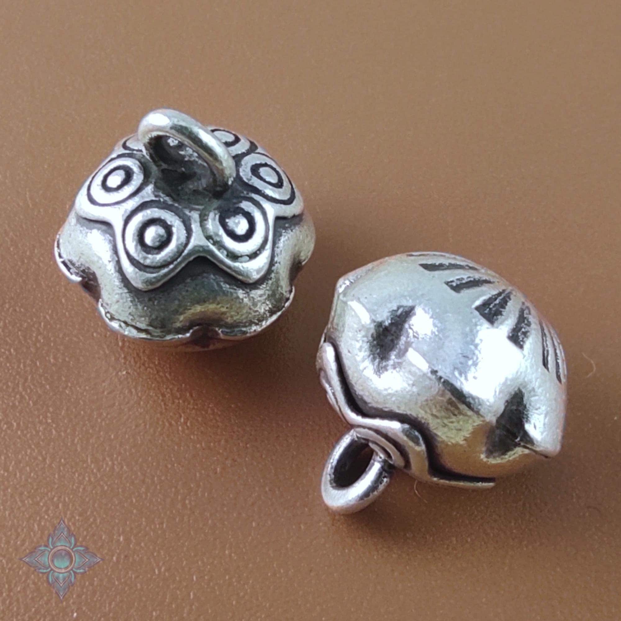 カレン族 シルバー フラワードームチャーム 13 x 13 mm (2個) | KCB147
