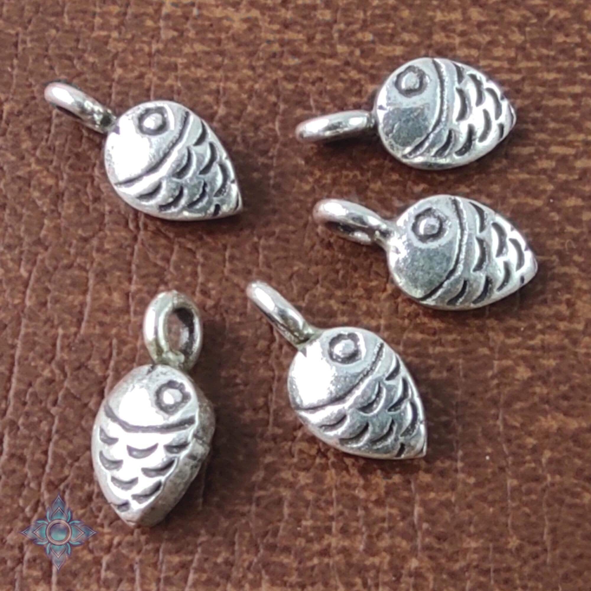 カレン族 シルバーフィッシュチャーム 12 x 6 mm (4個) | KCB167 