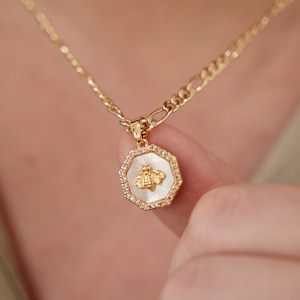 Dainty Bee Necklace, Gold Bee Necklace, Everyday Necklace, 18K Gold Filled Necklace, Layering Necklace, Gift for Best friends