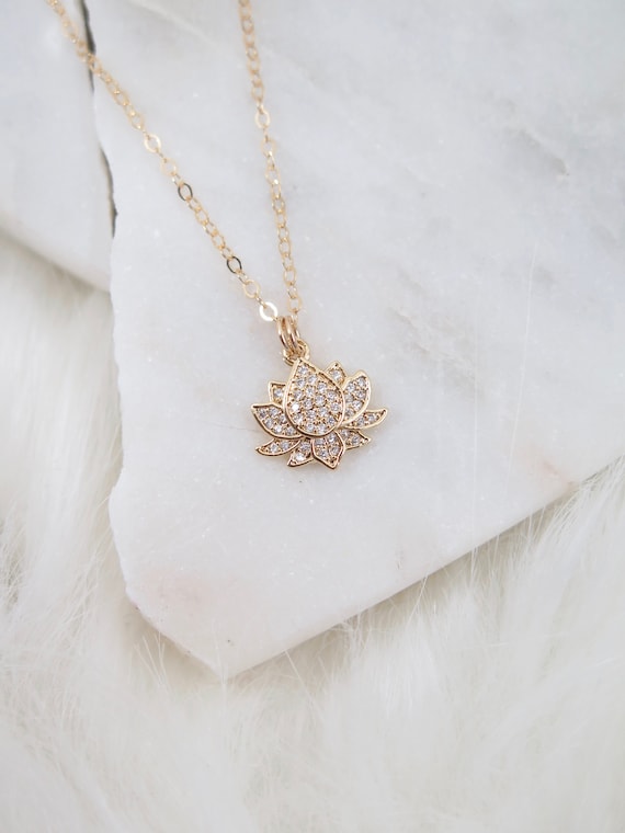 Collier lotus en or, collier fleur de lotus, petit collier lotus, collier  namaste, bijoux de yoga, collier rempli d'or 14 carats, collier CZ Lotus -  Etsy France