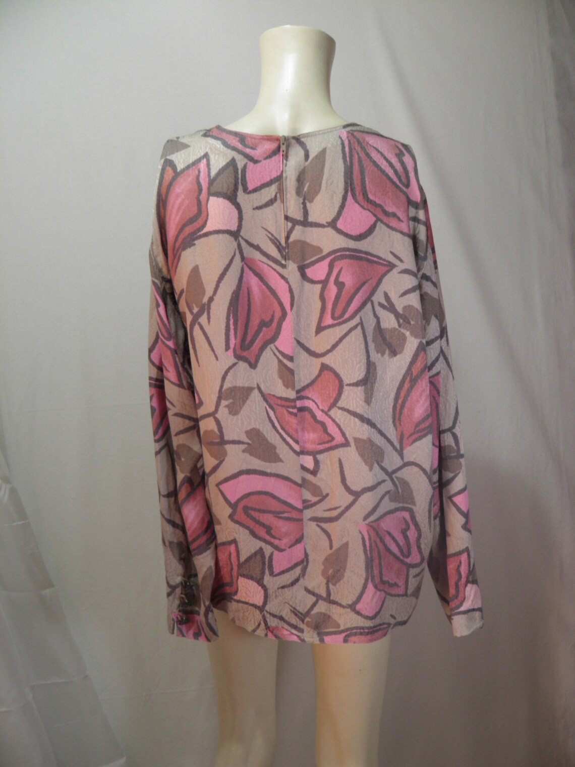 silk blouse from the sixties vintage shirt stylized flower pattern women shirt made in italy by MERLYˇS original sixties fashion pearl butto, Foto 2 von 5