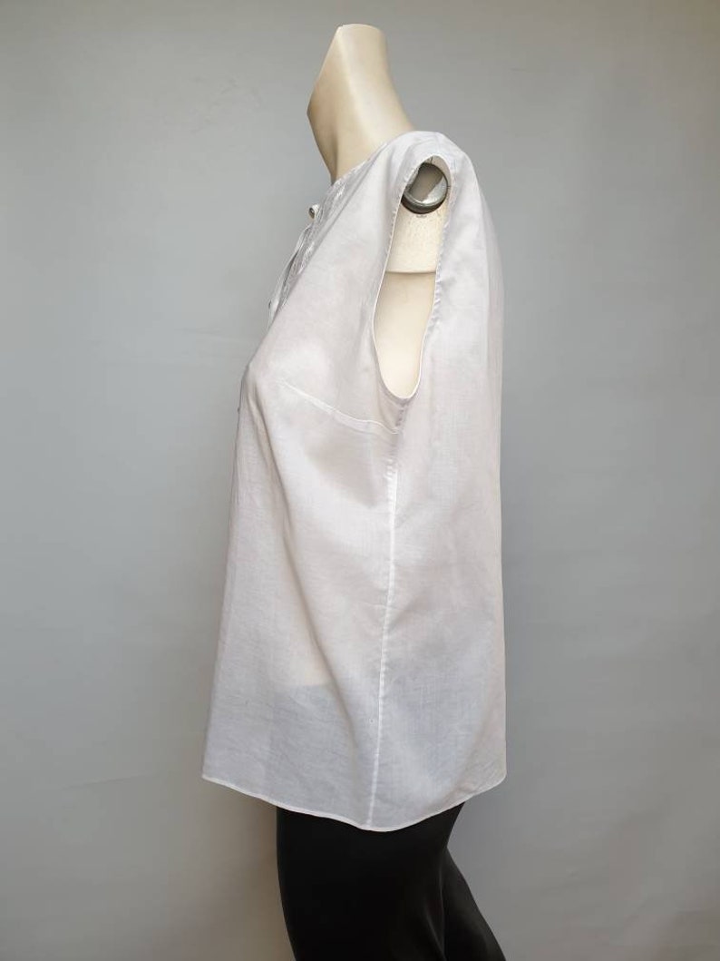 50s blouse whit embroidery front very light cotton white blouse made in italy original 50s sleeveless blouse