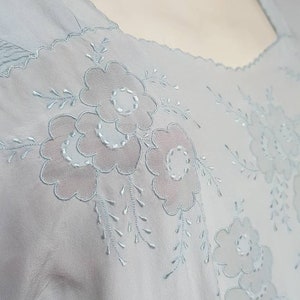 Hand embroided 40s robe light pure silk long night sleep dress murmaid hollywood regenvy ruffle sholder glamur luxury stuning 40s dress uniq