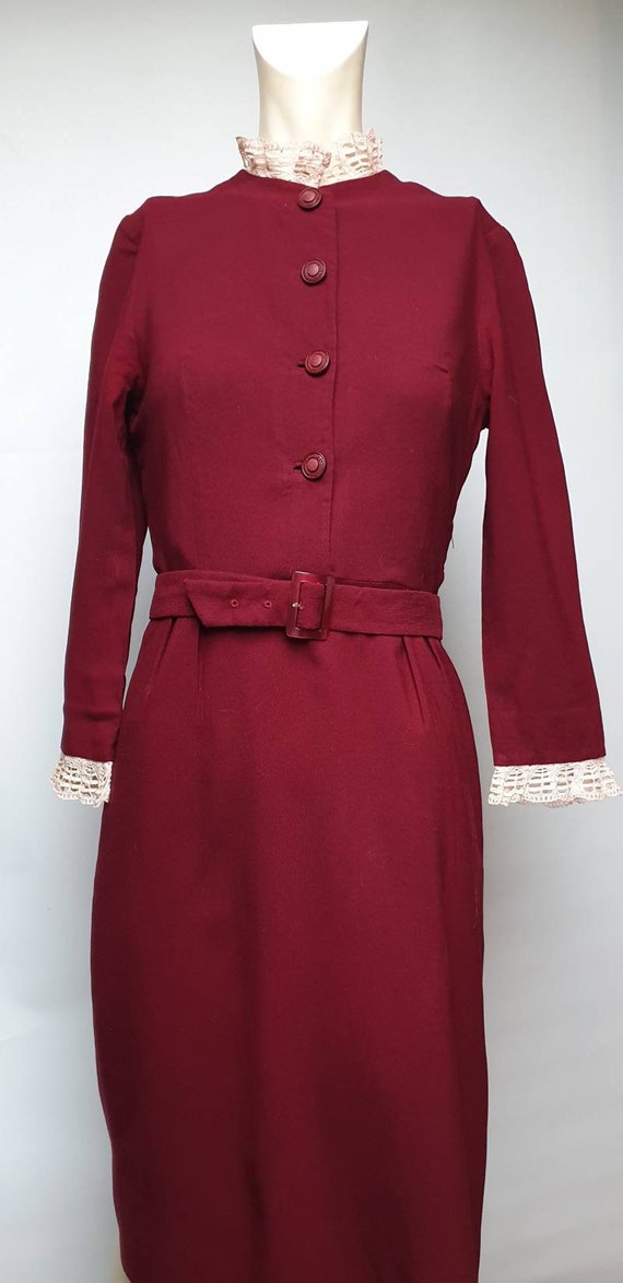 Read burgundy early 50s dress whit cream lace col… - image 4