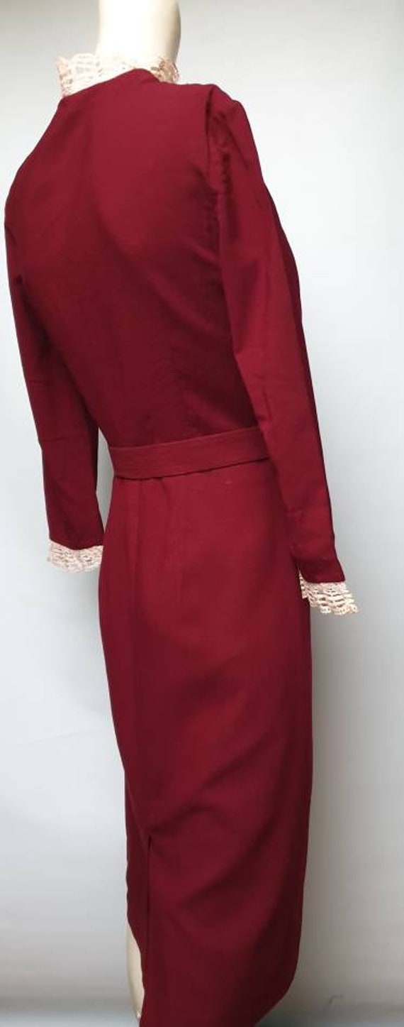 Read burgundy early 50s dress whit cream lace col… - image 3
