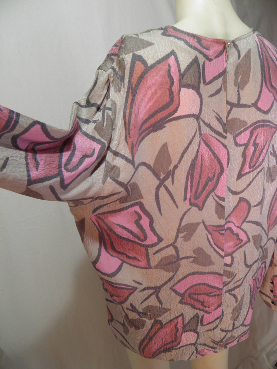 silk blouse from the sixties vintage shirt stylized flower pattern women shirt made in italy by MERLYˇS original sixties fashion pearl butto, Foto 3 von 5