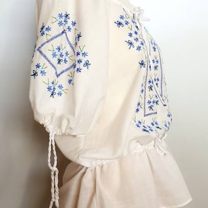 30s cotton white blouse whit hand embroided folk floral pattern perfect size L short sleeve cotton blouse 30s top vintage embroided top mod