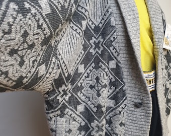 Tessitorecárdigan unisex de alta calidad de los años 80 patrón geométrico havy worm bittons down cardigan hecho en Italia nuevo con etiqueta original highfashi