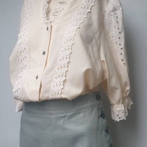 Vintage 80s cotton blouse whit eyelet lace insert ruffle V collar line carved metal buttons front original vintage blouse vintage style top
