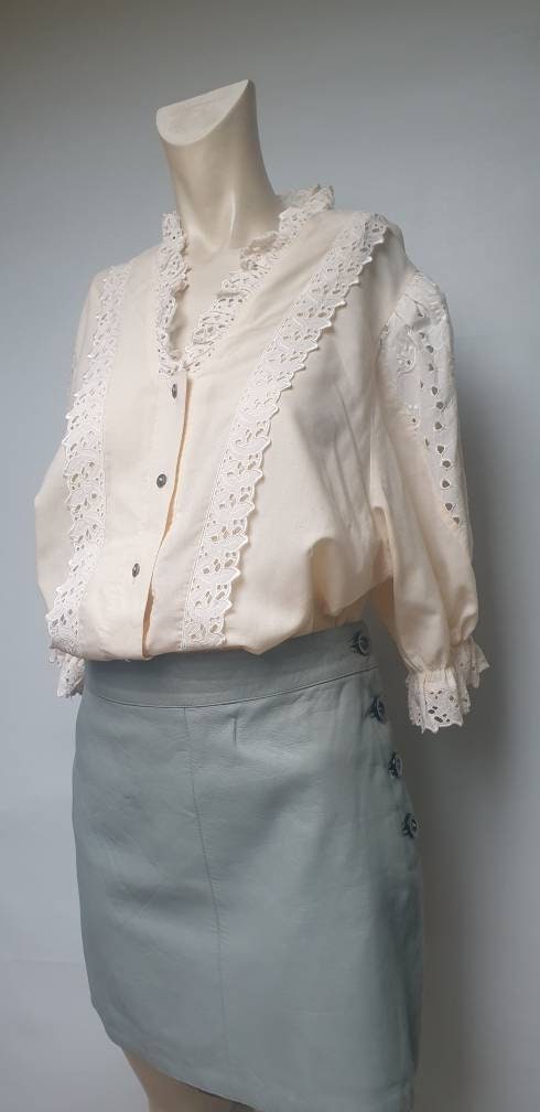 Vintage 80s cotton blouse whit eyelet lace insert ruffle V collar line carved metal buttons front original vintage blouse vintage style top
