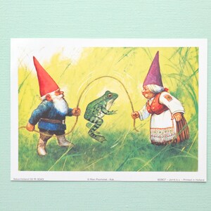 Vintage art print 80s. 18x13 cm. David the gnome and Lisa are jumping rope with a frog. By Rien Poortvliet.