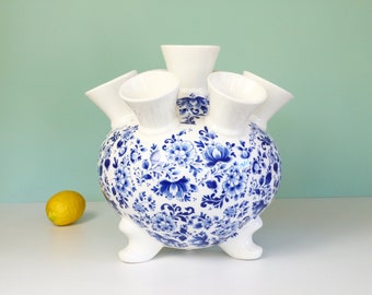 Tulip vase XL on legs with a traditional Delft blue decoration