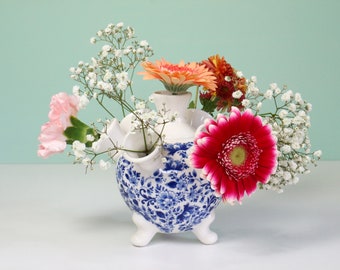 Small tulip vase on legs with a traditional Delft Blue floral decoration