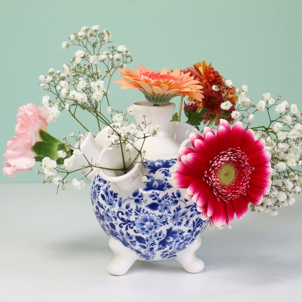 Petit vase tulipe sur pieds avec décoration florale traditionnelle bleu de Delft