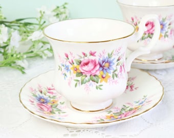 Vintage Royal Albert tekopp och fat med vackra blommor.