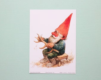 Vintage art print 80s. 13x18 cm. Illustration of a gnome carving wood. By Rien Poortvliet.