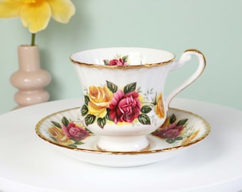 Vintage Engelse theekop en schotel van Paragon met rode en gele rozen.