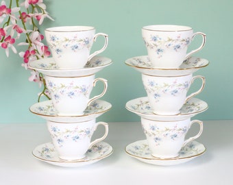 Set van 6 vintage kop en schotels uit Engeland met kleine blauwe bloemetjes.