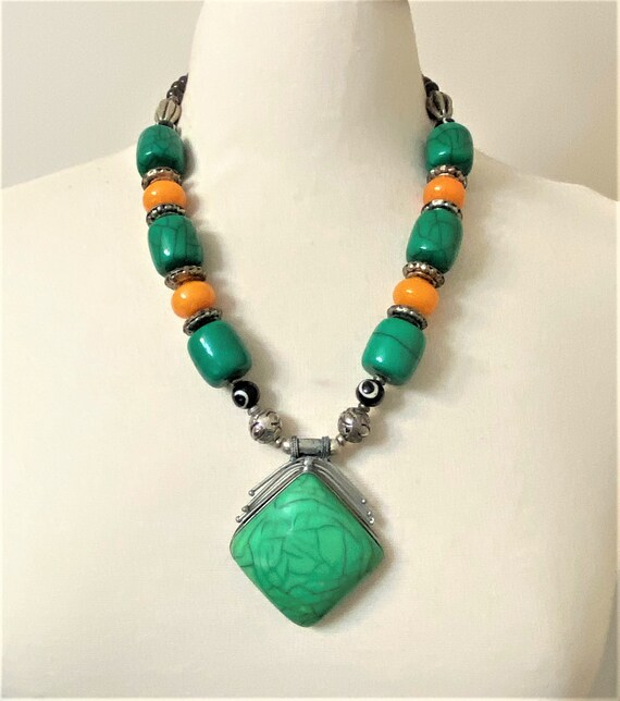 Beautiful Silver Tone Green & Yellow Resin Statement Pendant Necklace