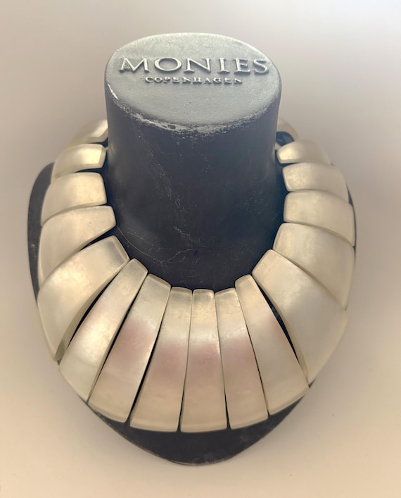 Pre-Owned Gerda Lynggaard Monies Pearly White Acrylic Statement Bib Necklace