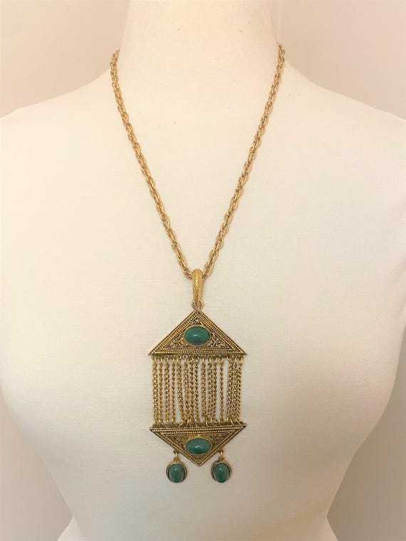 Vintage Gold Tone & Green Cabochon Asian Style Pendant Necklace
