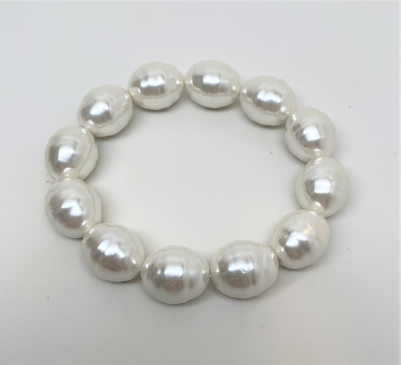 Beautiful Stretch Faux Pearl Bracelet - image 1