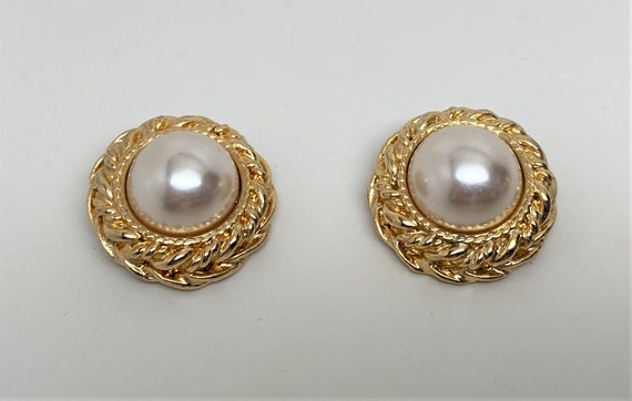 Stunning Gold Tone Large Faux Pearl Cabochon Clip… - image 1