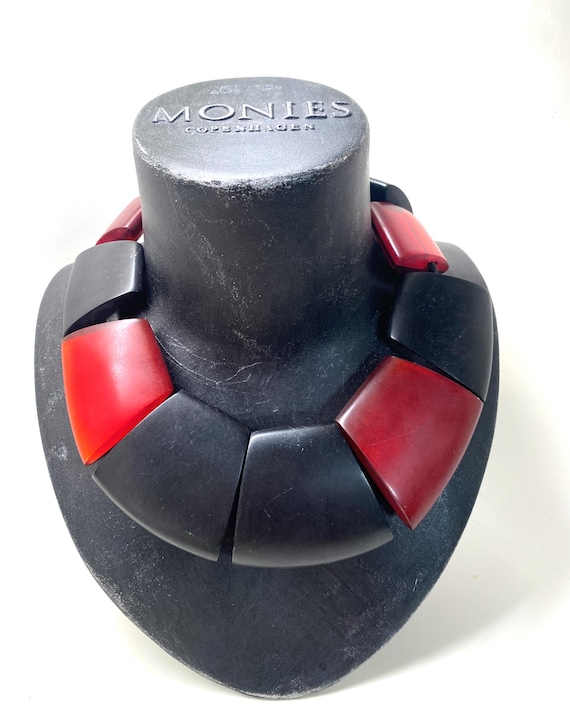 Stunning Gerda Lynggaard - Monies Chunky Ebony & Red Lucite Choker Necklace