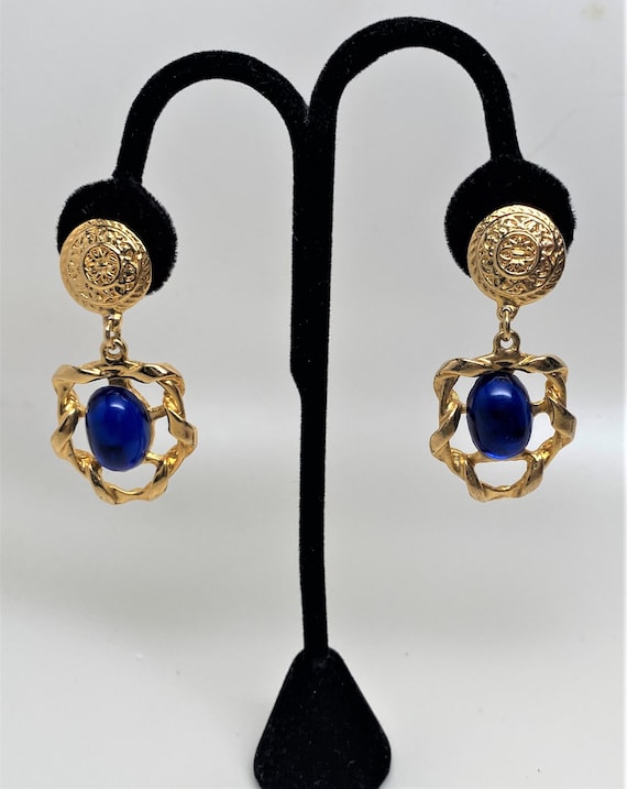 Stunning Gold Tone Blue Cabochon Clip On Dangle Earrings
