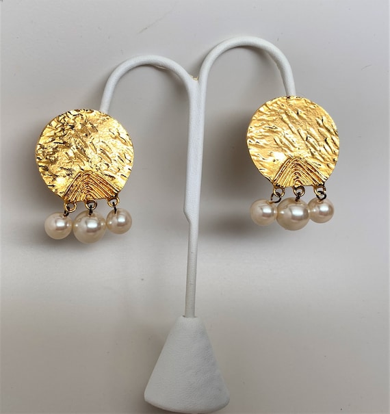 Beautiful Hammered Gold Tone Disk & Faux Pearl Clip On Earrings