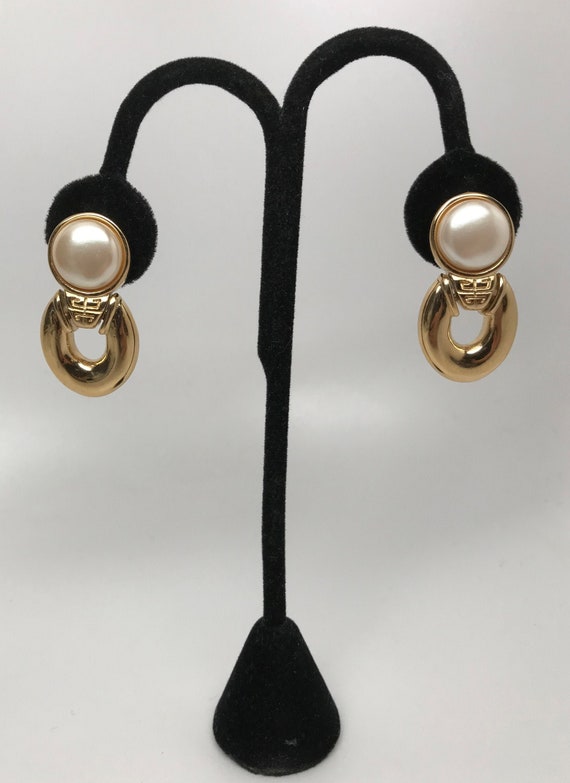 Gorgeous Vintage Faux Pearl Cabochon Gold Tone Dangle Clip On Earrings