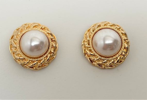 Stunning Gold Tone Large Faux Pearl Cabochon Clip… - image 2