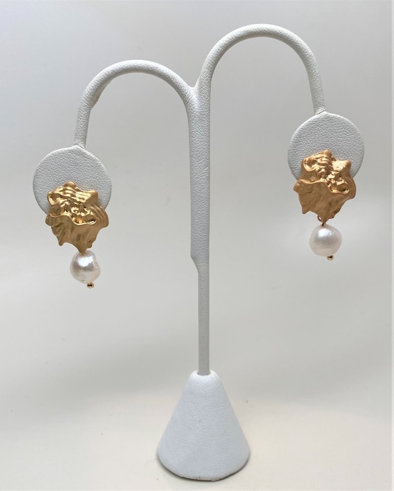 Vintage Satin Gold Tone Sea Shell & Pearl Clip On Earrings