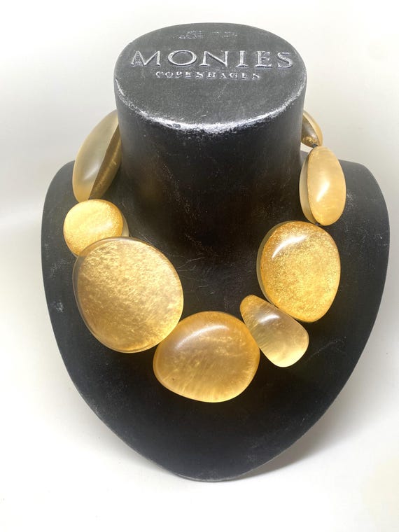 Pre-Owned Gerda Lynggaard Monies Gold Acrylic Statement Runway Necklace