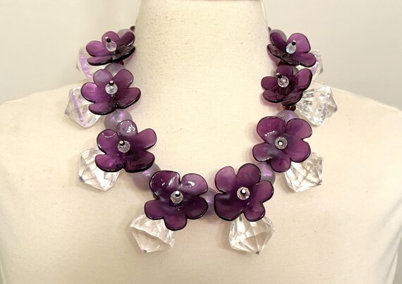 Exquisite Purple Color Flowers & Crystal Clear Lucite Tear Drop Choker Necklace