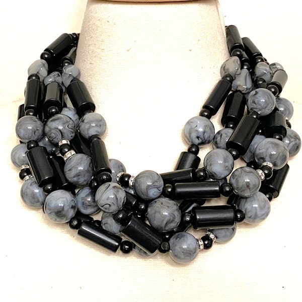 Magnifique collier six rangs de perles tubulaires noires en résine marbrée grise et acrylique