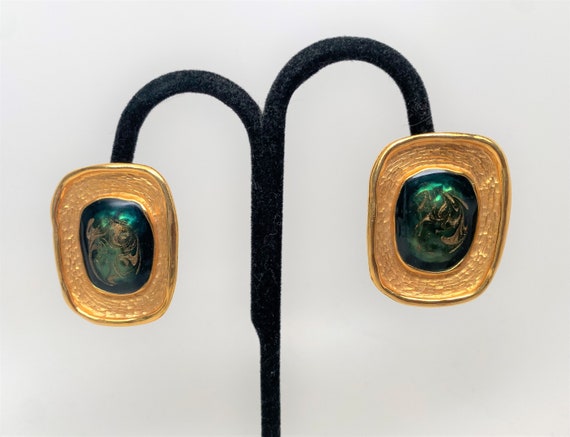 Vintage Gold Tone, Large Green With Gold Dust Swirl Cabochon Clip On Earrings