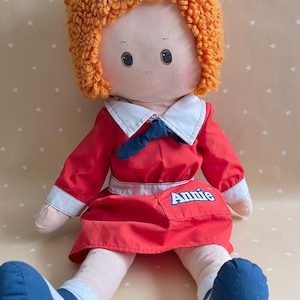 vintage petite poupée de chiffon Annie orpheline des années 1980 en tissu Ganz Bros énorme