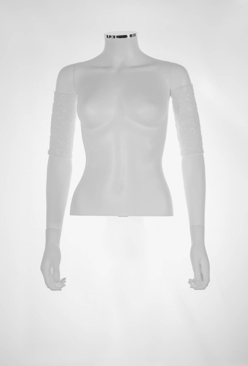 Three-quarter white see-through sleeves