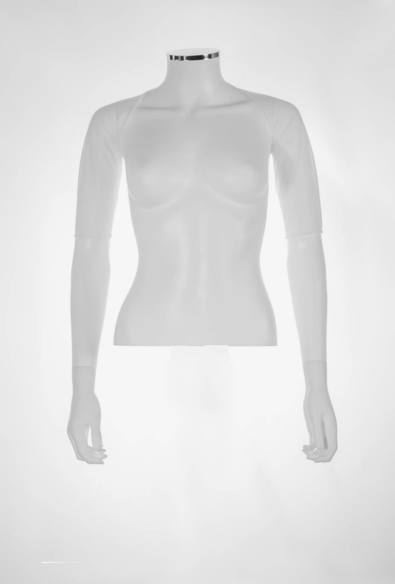 Three-quarter white see-through sleeves