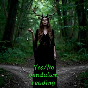 Puede incluir: Una persona con un vestido largo negro y una cornamenta de ciervo grande sobre la cabeza, sosteniendo un péndulo de metal plateado. El texto "Yes/No pendulum reading" está escrito en letras de color verde brillante en el centro.