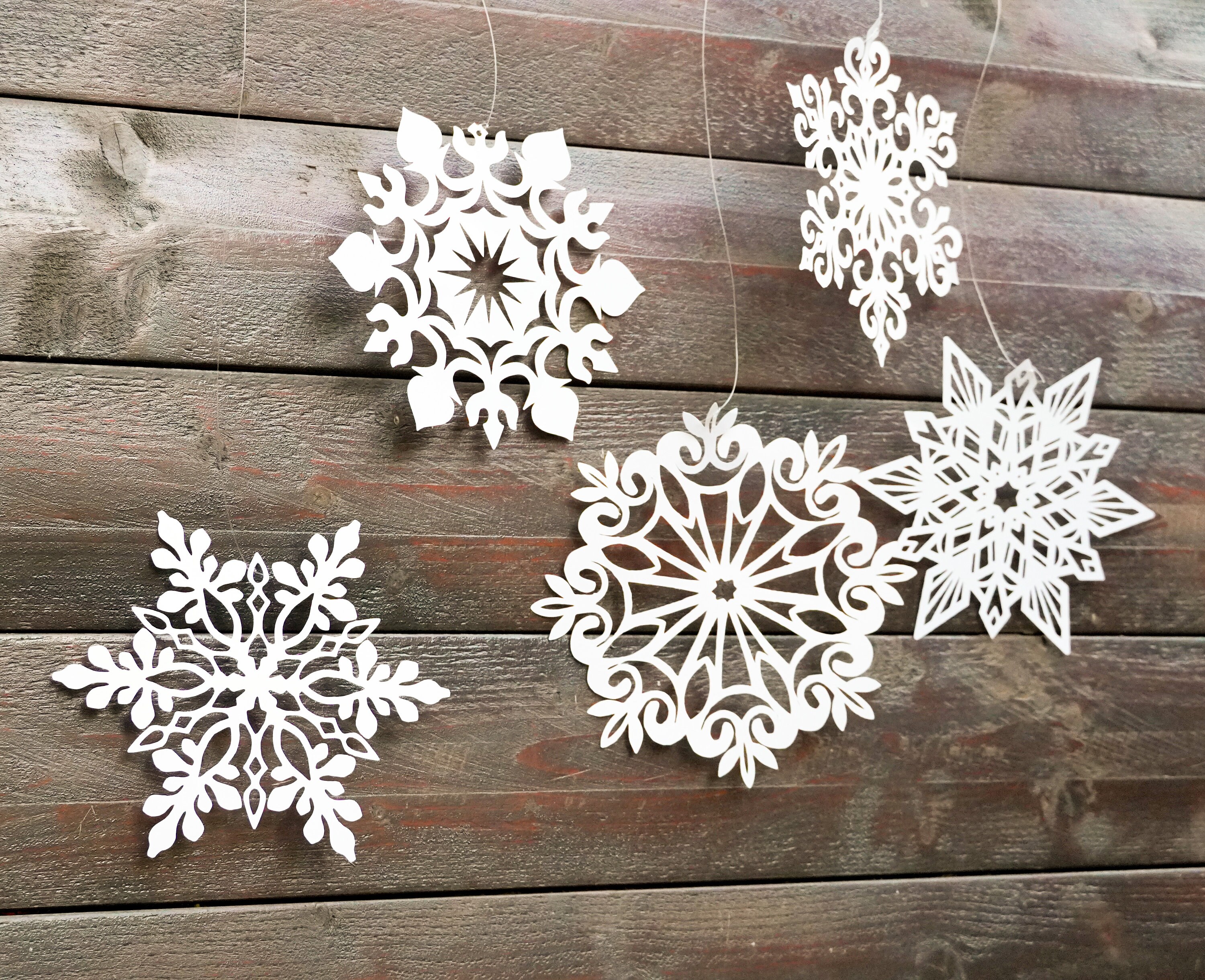 24 Pcs Christmas Hanging Snowflake Decorations 12 pcs 3D Large  Silver Snowflake Ornaments & White Paper Snowflake Garland for Christmas  Winter Wonderland Decorations Frozen Birthday Party Supplies : Home &  Kitchen