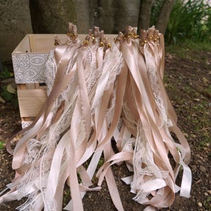 Bacchette nuziali con campanellini dorati, festoni per feste, nastri di raso in pizzo tortora e avorio, saluto nuziale per gli ospiti, matrimonio boho