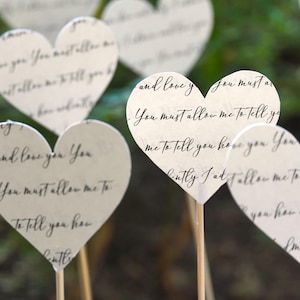 Decorazioni a forma di cuore con testo personalizzato, decorazioni per navate nuziali, bastoncini di carta a forma di cuore, decorazioni con testo personalizzato, accessori per San Valentino, decorazioni "Save the date"