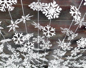 Guirnalda de copos de nieve: papel blanco, decoración navideña - Main Image