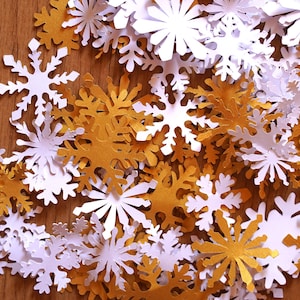 紙製スノーフレーク紙吹雪、クリスマスパーティー小道具、金と白のスノーフレークテーブルスキャッター、冬のウェディングデコレーション、ダイカット、100 個